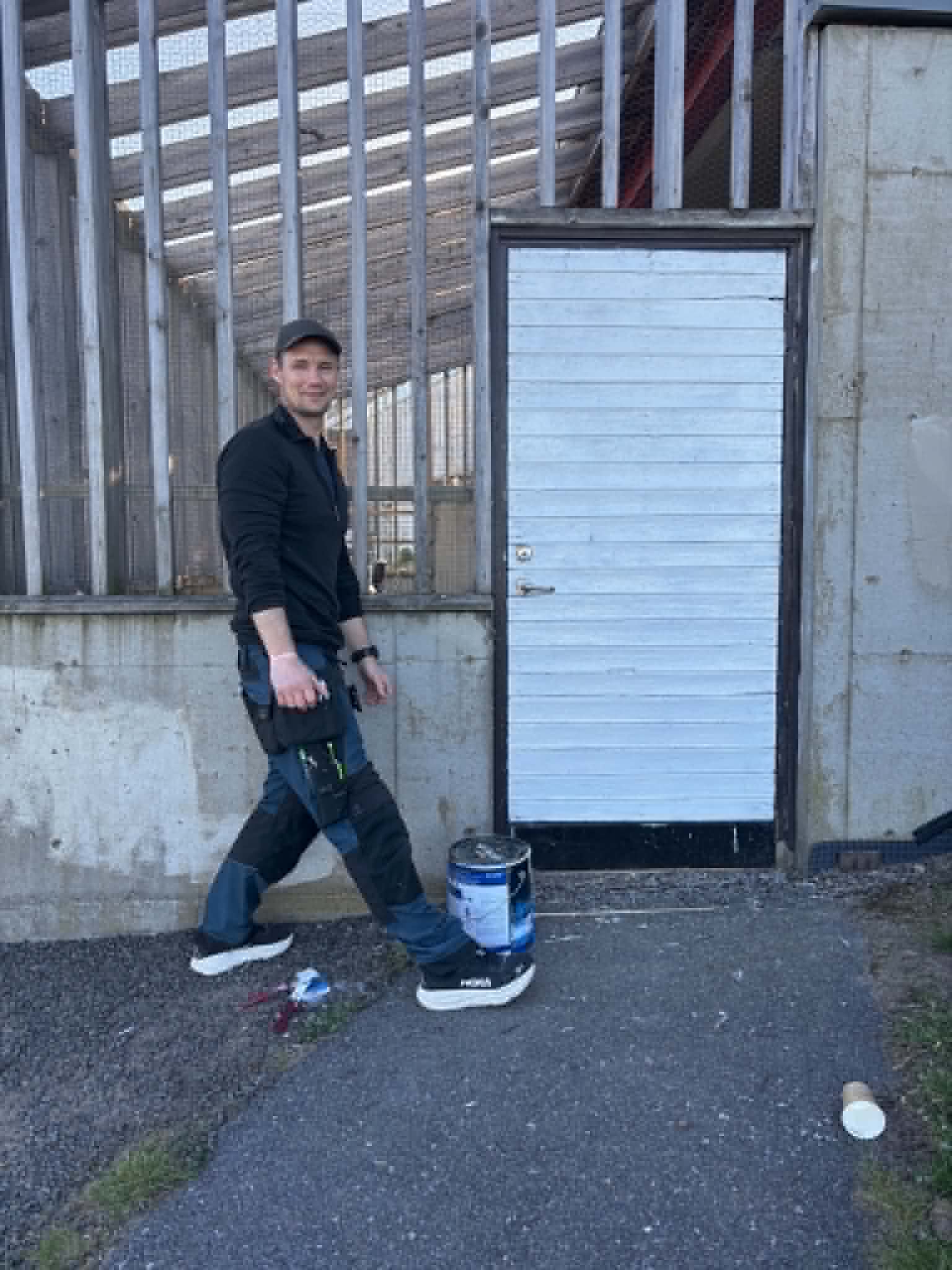 Gammel dør males